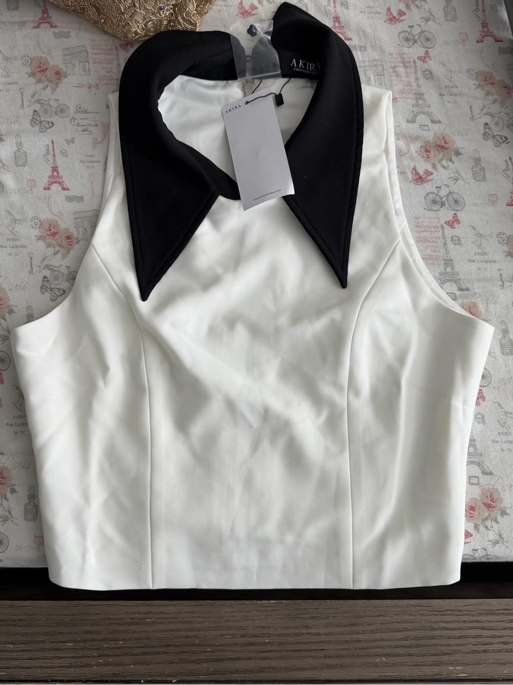 AKIRA White Sleeveless Cropped Top with Black Pointed Collar